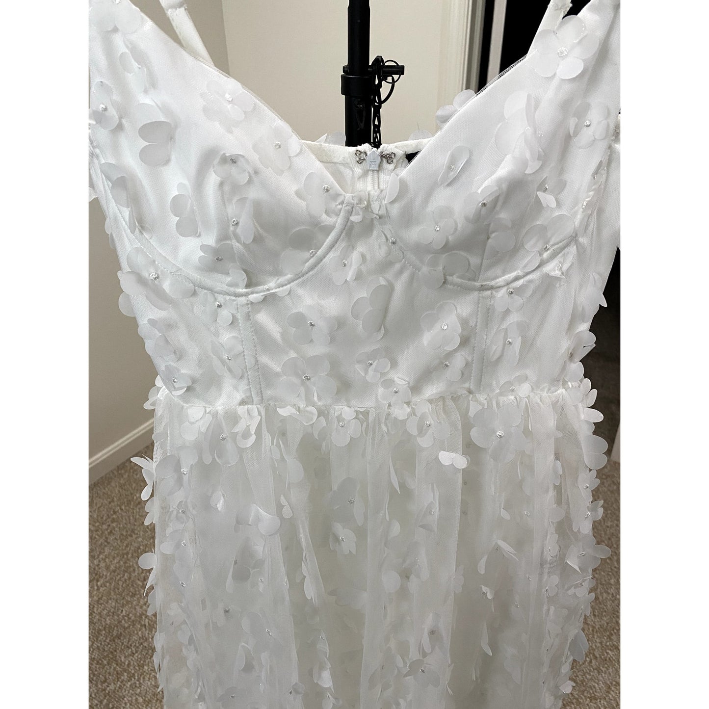 LuLu’s White Whimsical 3D Floral Bustier Midi Dress - Size M (NWT)