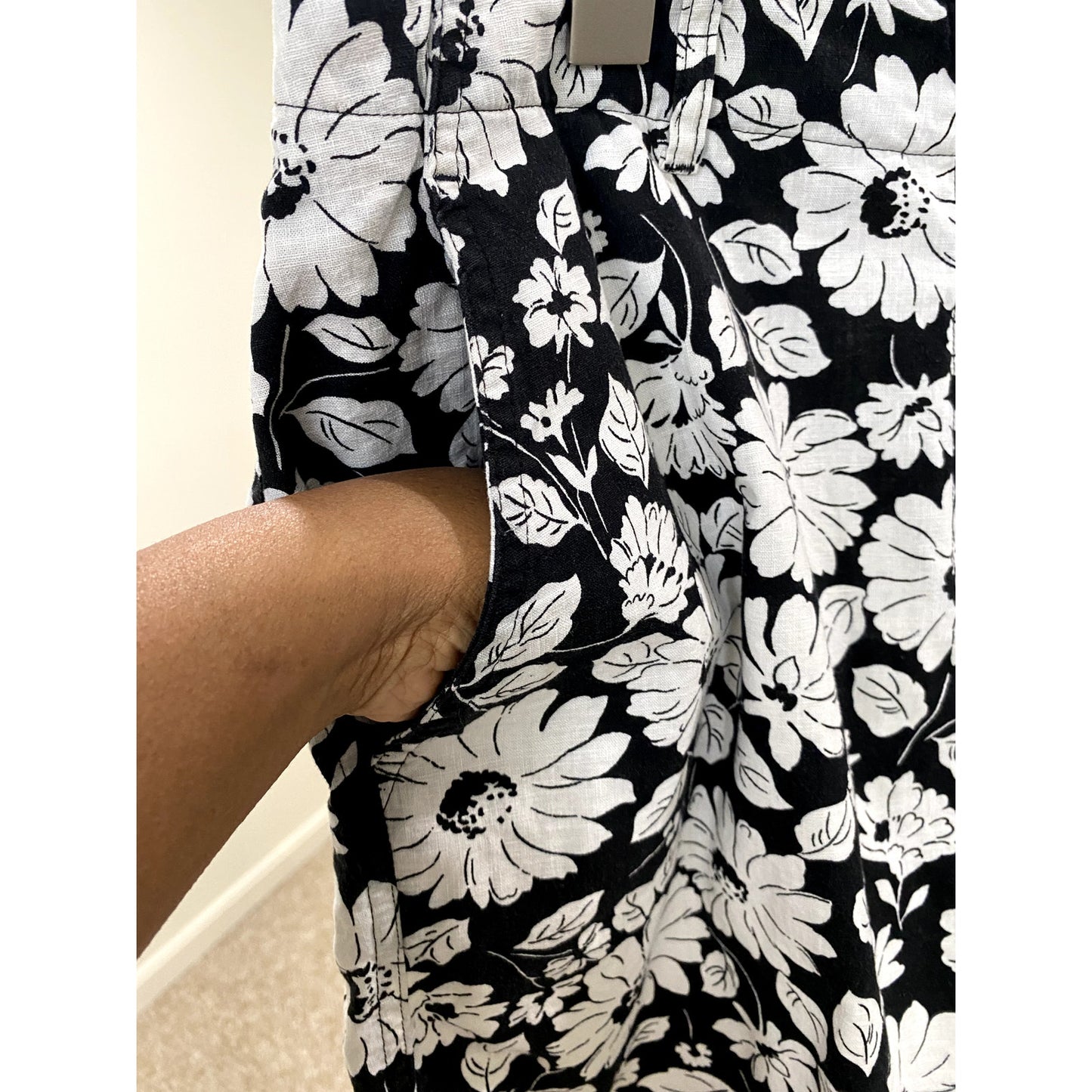Jones New York Black/White Floral Linen Blend Shorts - Size 14W (EUC)