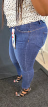 Load image into Gallery viewer, Curvy Plus Mid-rise Skinny Jeans
